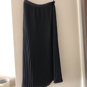 Babaton Aritzia black pleated skirt size small